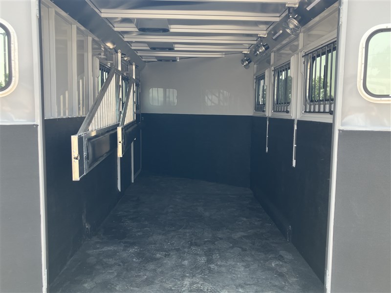 Trailer Photo 11