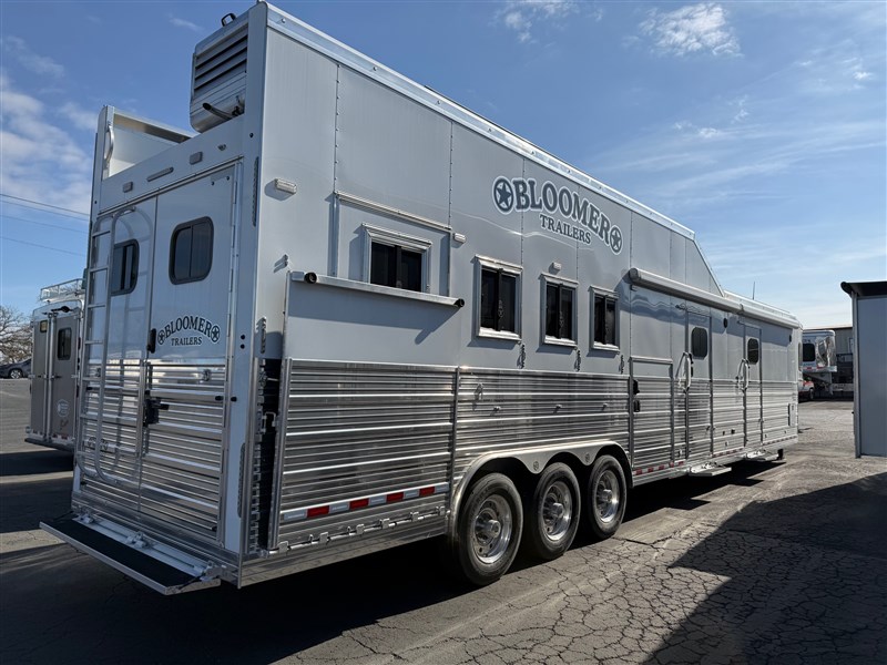 2025 Bloomer 4h, 16'6"sw, living quarters with slide out