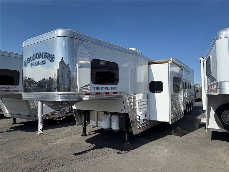 2025 Bloomer 4h, 16'6"sw, living quarters with slide out