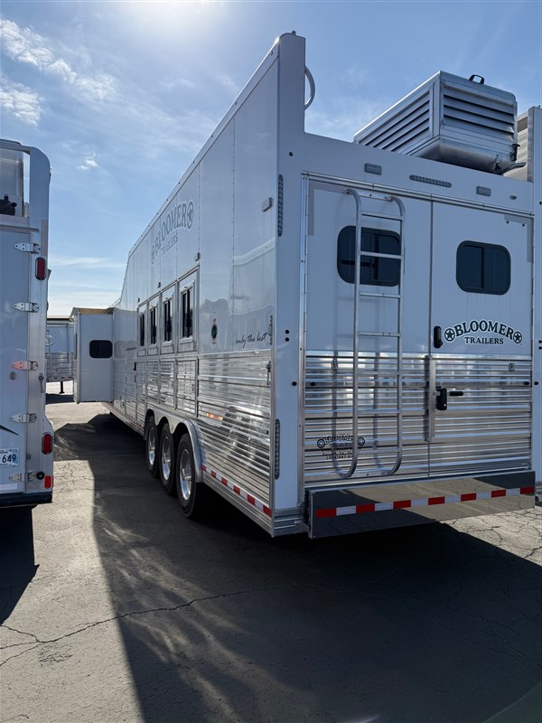 2025 Bloomer 4h, 16'6"sw, living quarters with slide out
