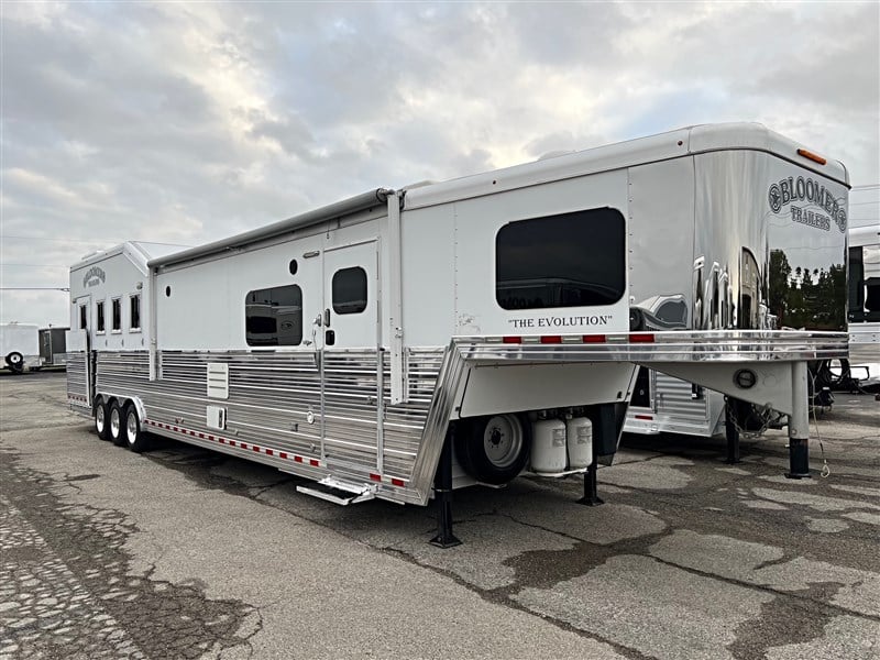 2016 Bloomer 4H, 16' SW, Outlaw Conversion LQ with Slide OUt 