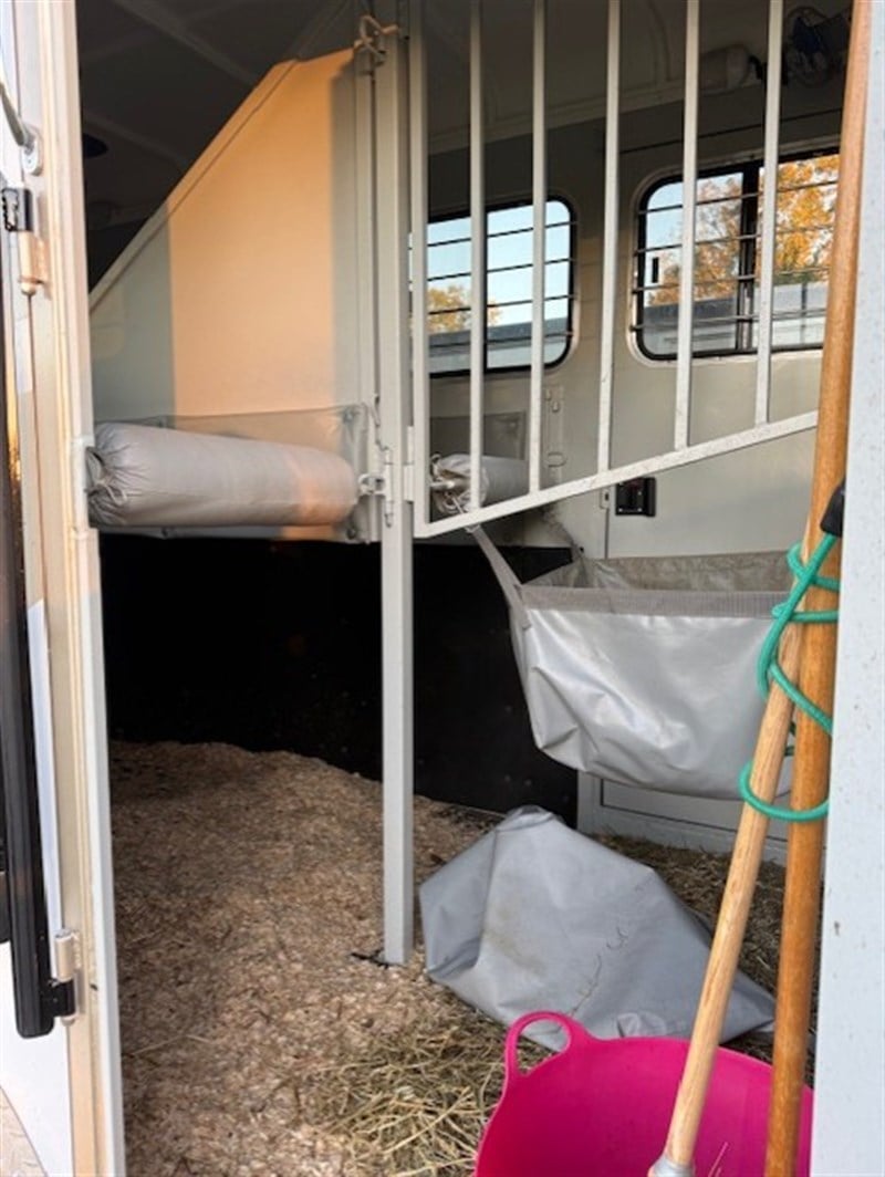 2023 Equispirit 2 horse gooseneck walk thru w/ dressing room