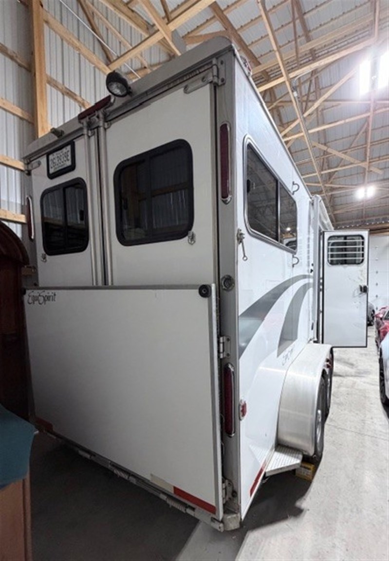 2010 Equispirit 2 horse gooseneck w/ dressing room xxl