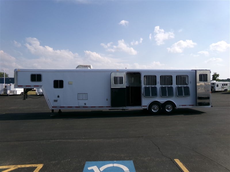 2005 Featherlite 8414 4 horse living quarter