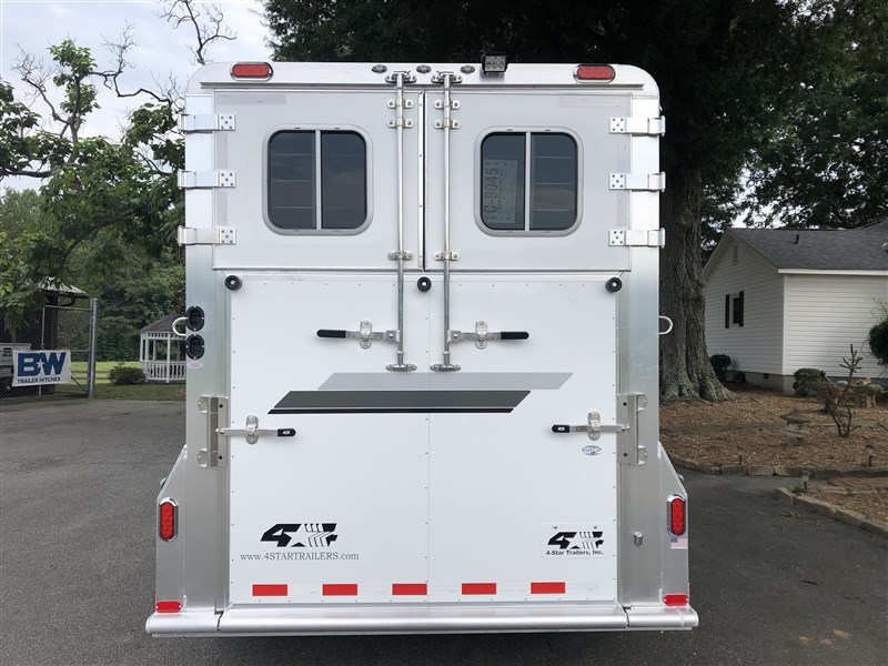 2025 4-star 4 horse head to head deluxe/side ramp clean coat