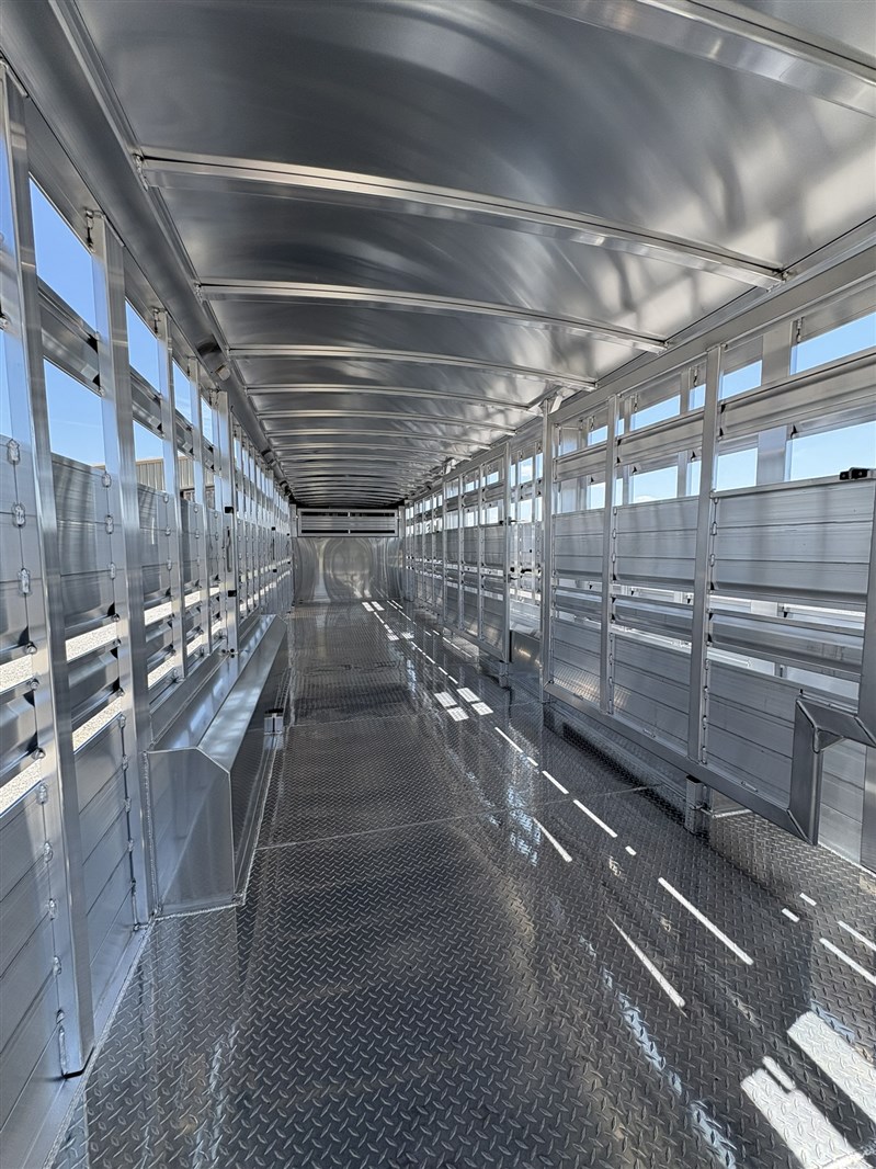 2026 Elite 32' livestock stock trailer 8'w 7't 17.5 tires