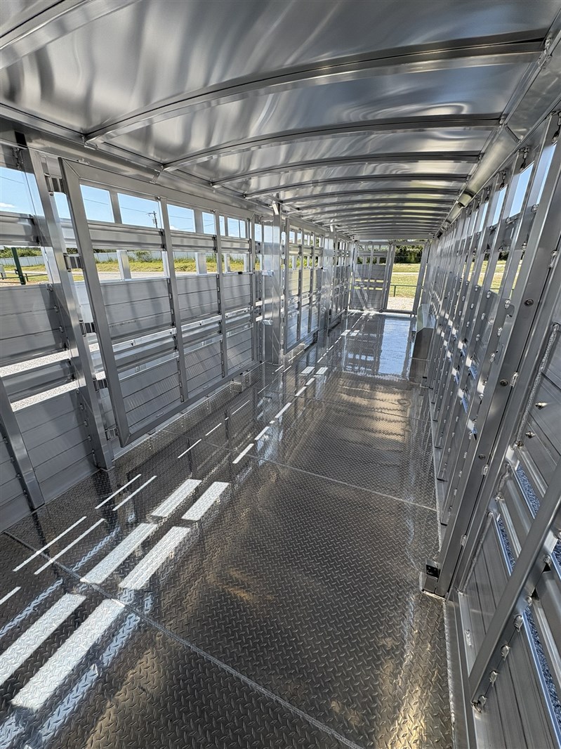 2026 Elite 32' livestock stock trailer 8'w 7't 17.5 tires