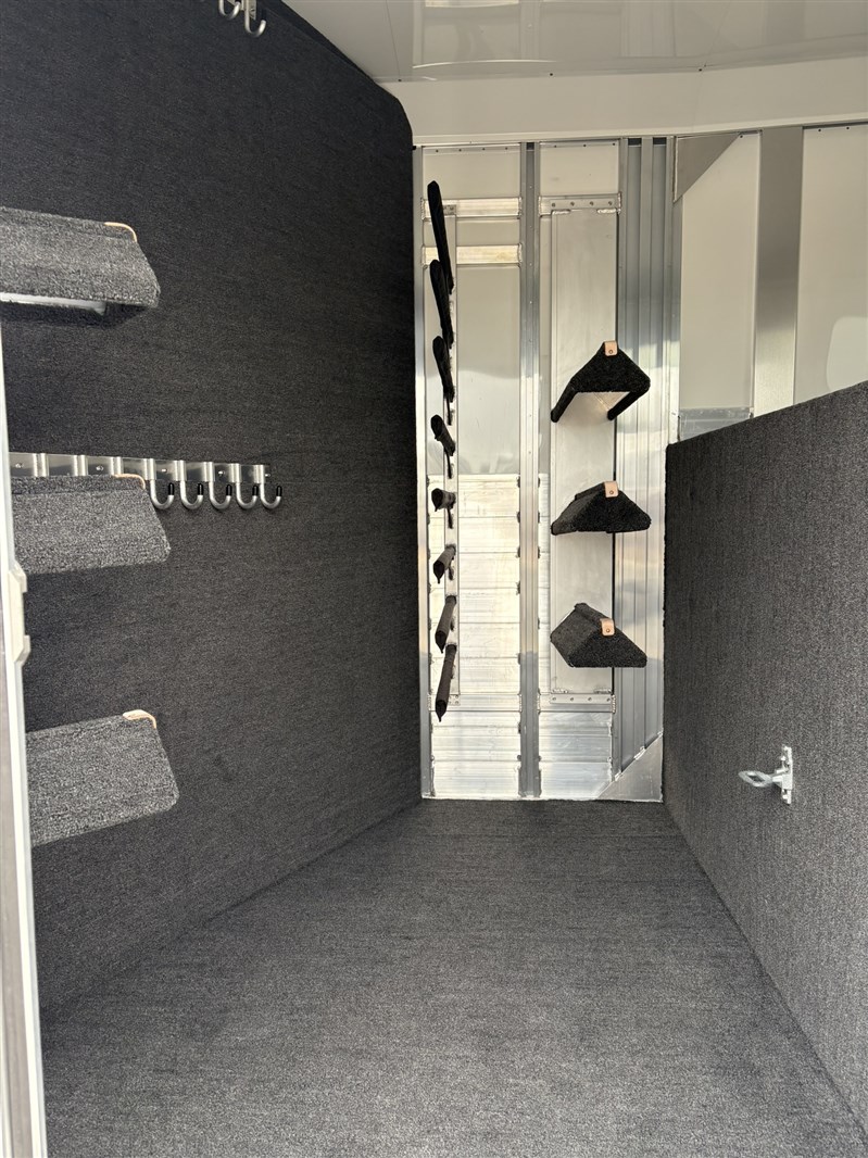 2027 Elite 6 horse trainers trailer! beautiful!
