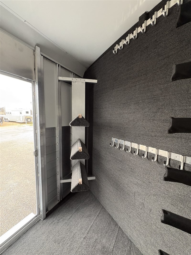 2027 Elite 6 horse trainers trailer! beautiful!