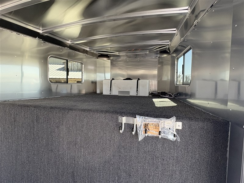 2027 Elite 8 horse trainers trailer