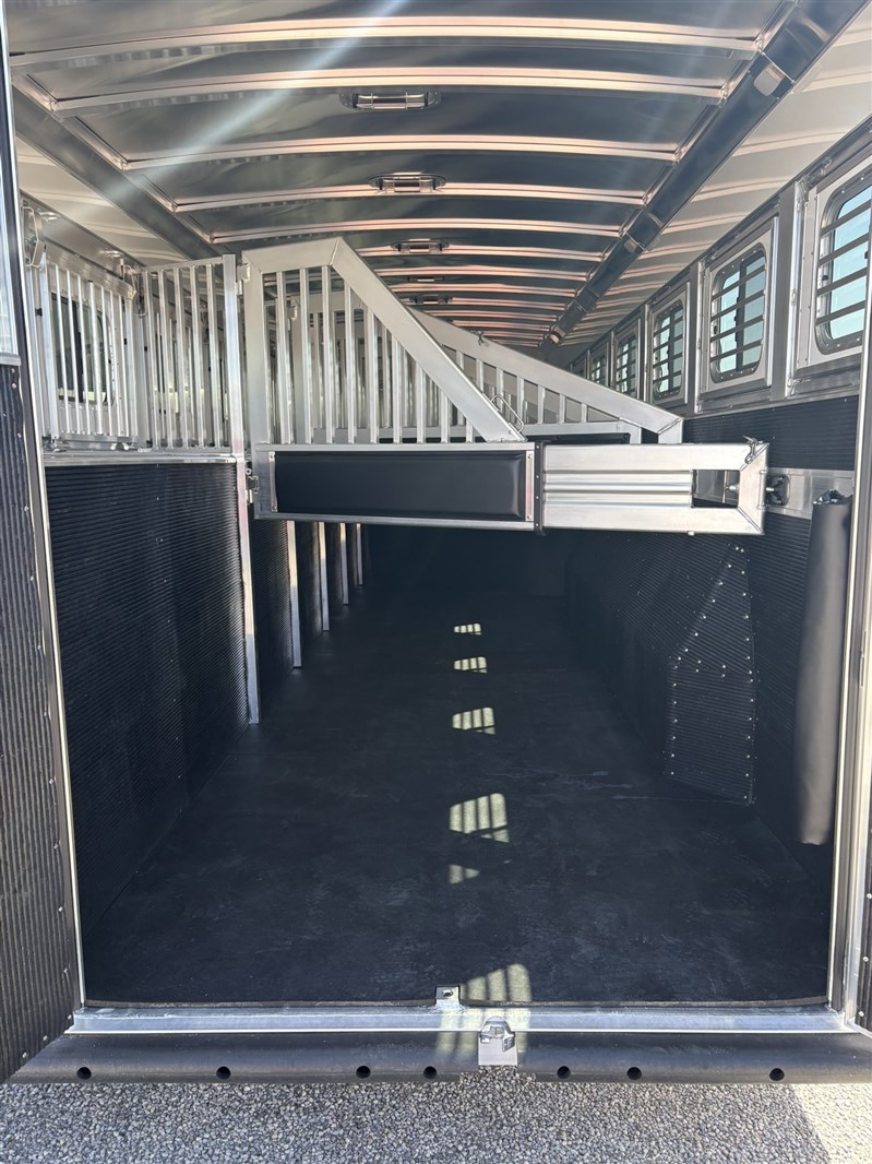2027 Elite 8 horse trainers trailer