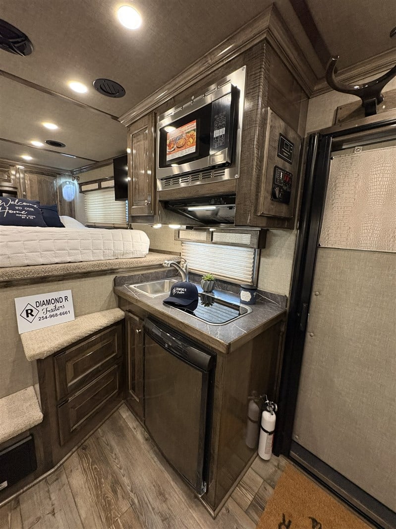 2026 Elite 2 horse 8'8 living quarters - onan generator