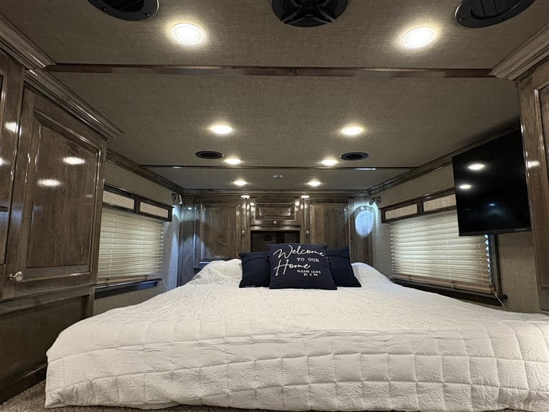 2026 Elite 2 horse 8'8 living quarters - onan generator