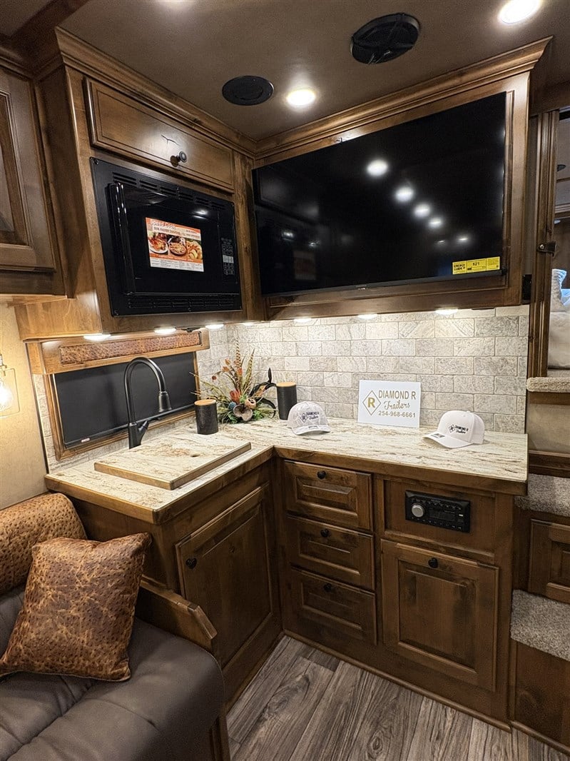 2026 Elite 3 horse side load 13'8 living quarters - generator