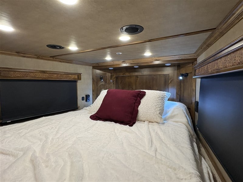 2026 Elite 3 horse side load 13'8 living quarters - generator