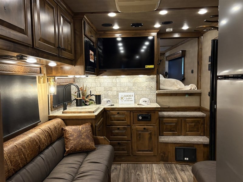 2026 Elite 3 horse side load 13'8 living quarters - generator