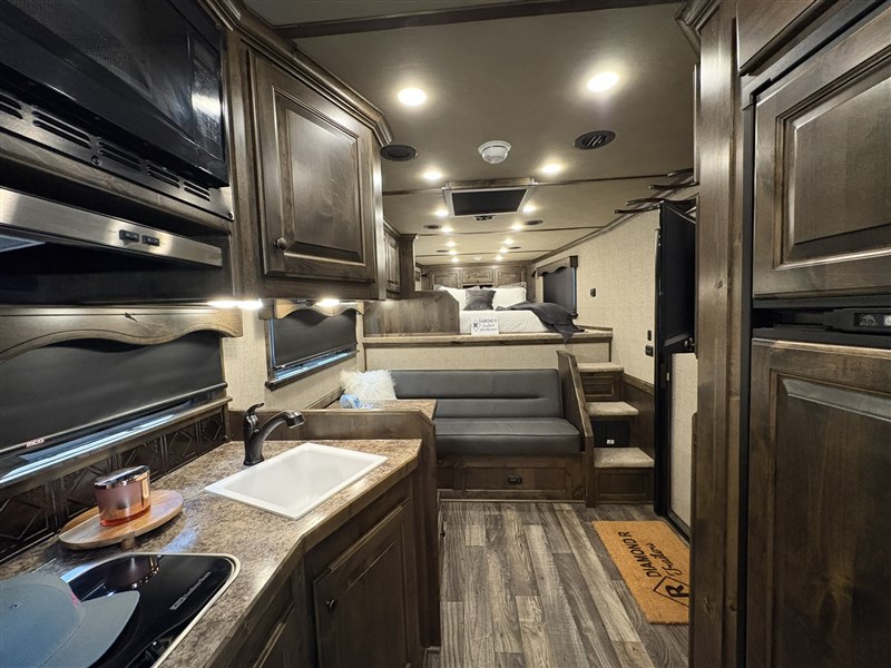 2024 4-star 5 horse side load 13'8 living quarters