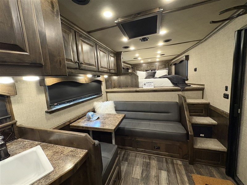2024 4-star 5 horse side load 13'8 living quarters