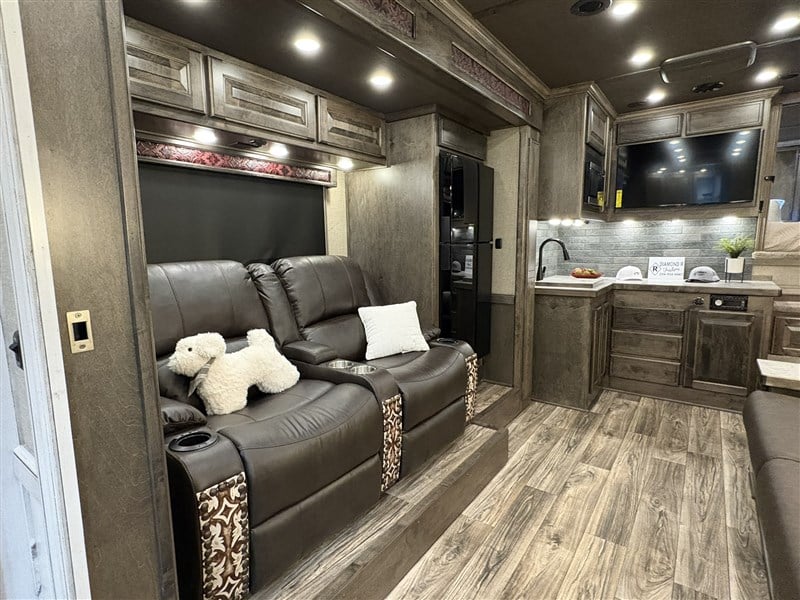 2027 Elite 4 horse side load 17'8 custom lq - diesel generato