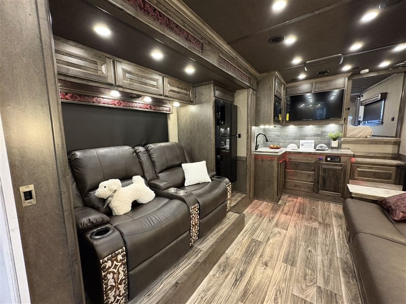 2027 Elite 4 horse side load 17'8 custom lq - diesel generato