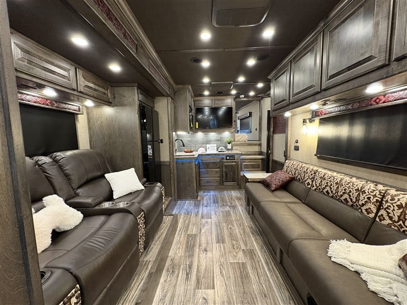 2027 Elite 4 horse side load 17'8 custom lq - diesel generato