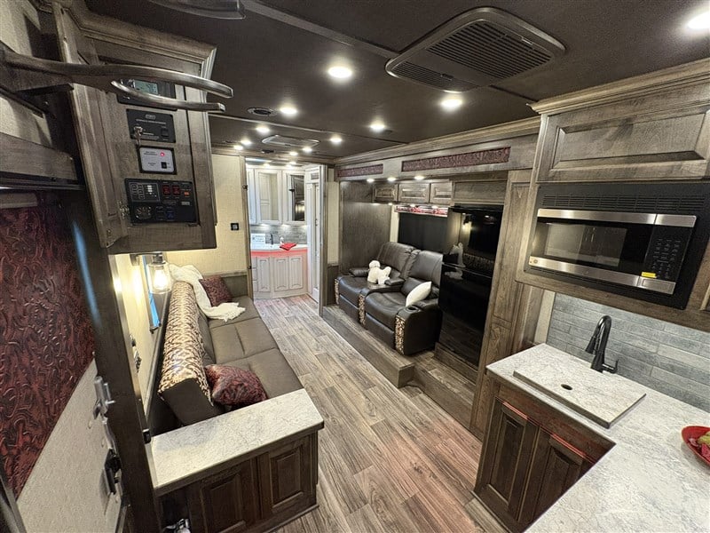 2027 Elite 4 horse side load 17'8 custom lq - diesel generato