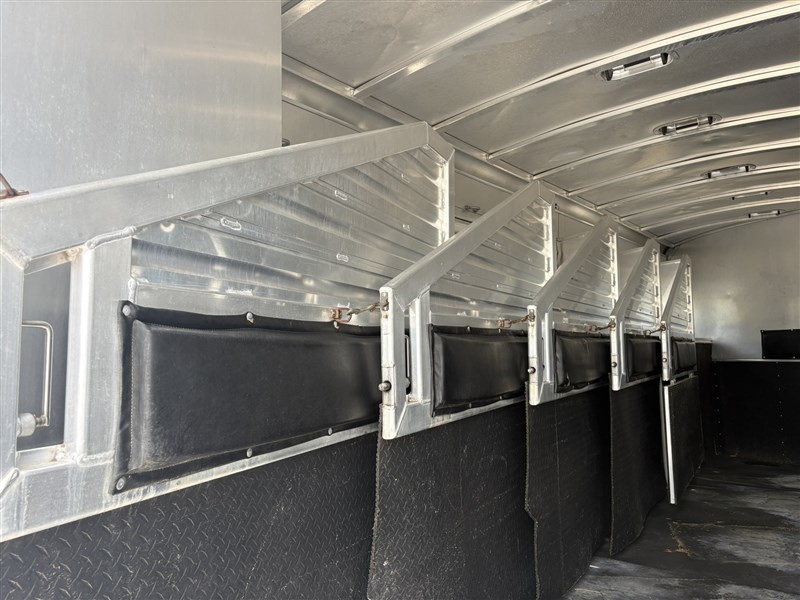 2008 Elite 6 horse trailer - mangers