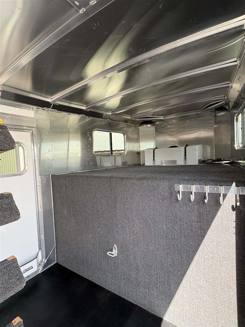 2026 Elite 8 horse trainers trailer - clean!