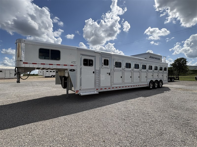 2026 Elite 8 horse trainers trailer - clean!