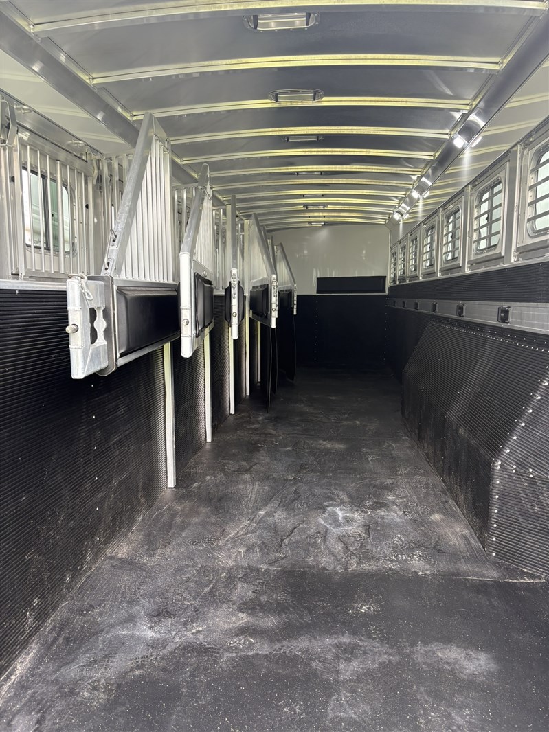 Trailer Photo 17