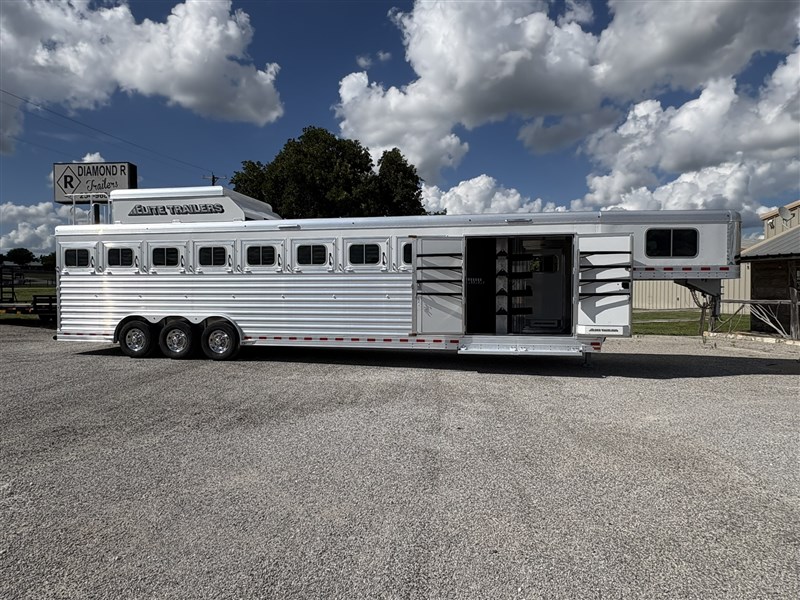 2026 Elite 8 horse trainers trailer - clean!