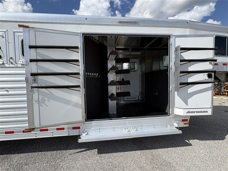 2026 Elite 8 horse trainers trailer - clean!