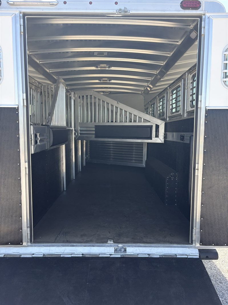 Trailer Photo 8