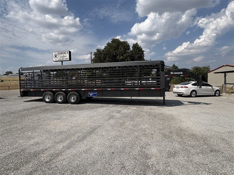 2023 Gooseneck 32' LIVESTOCK STOCK TRAILER - RUBBER CLEATED FLOOR