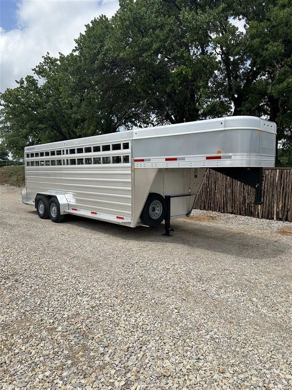 2025 Merhow 20' livestock trailer