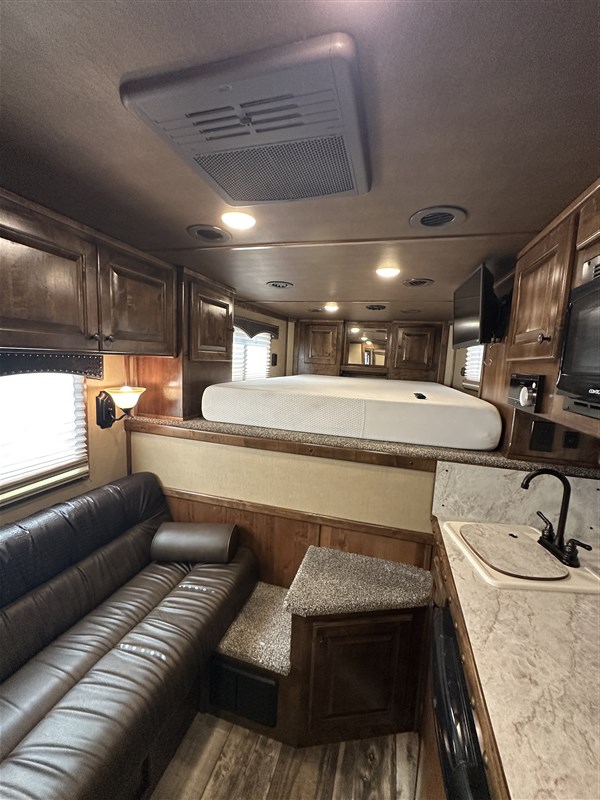 2025 Platinum Coach 3 horse w 9' sw outlaw proline xp interior