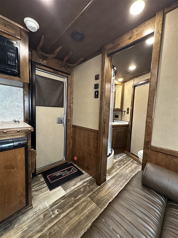2025 Platinum Coach 3 horse w 9' sw outlaw proline xp interior