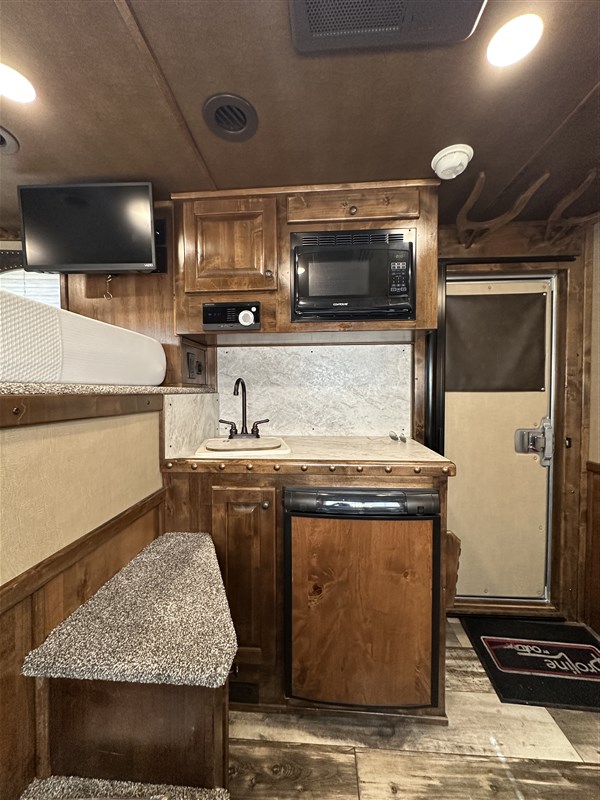 2025 Platinum Coach 3 horse w 9' sw outlaw proline xp interior