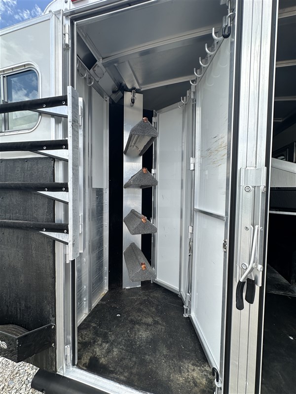 2021 Elite 4h w/ 12'8" outback customs interior