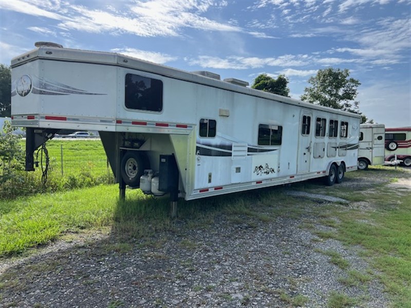 2008 Lakota 8' wide 4 horse w/ 16' living quarters