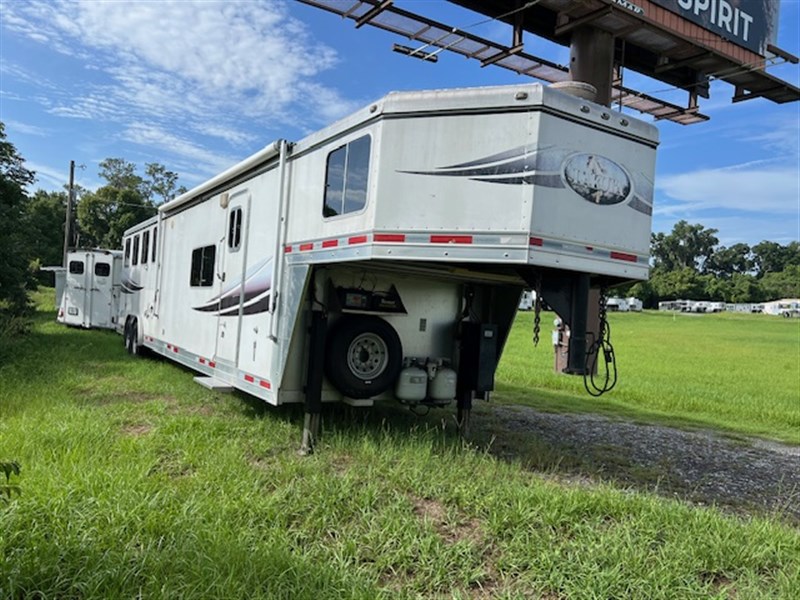 2008 Lakota 8' wide 4 horse w/ 16' living quarters