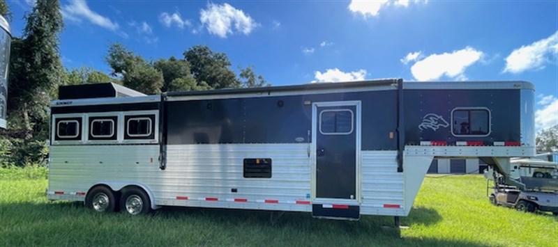 2011 Sooner 8' wide premier 3 horse w/ 13' living quarters