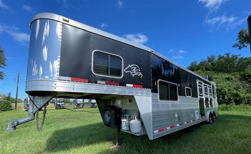 2011 Sooner 8' wide premier 3 horse w/ 13' living quarters