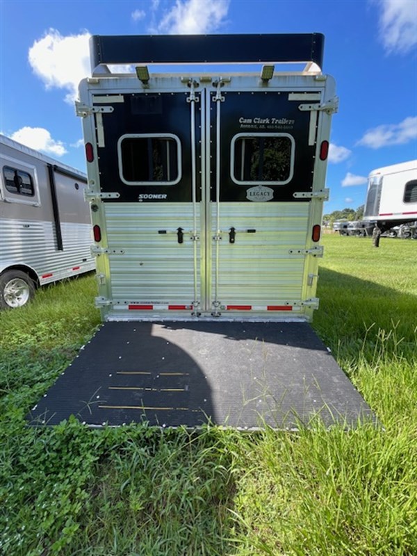 2011 Sooner 8' wide premier 3 horse w/ 13' living quarters