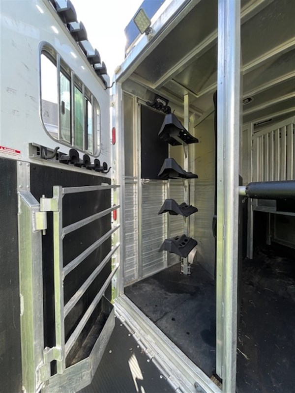 2011 Sooner 8' wide premier 3 horse w/ 13' living quarters