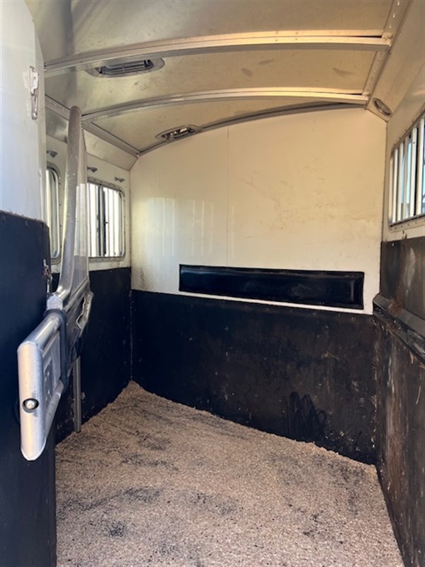 2016 4-star 2 horse slant load with dressing room
