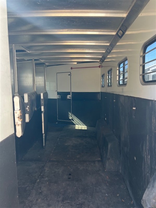2005 Sundowner 8' wide 4 horse w/10' living quarters