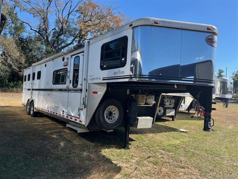 2005 Sundowner 8' wide 4 horse w/10' living quarters