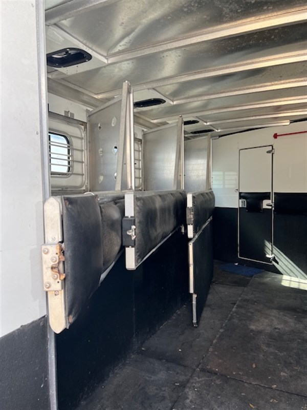 2005 Sundowner 8' wide 4 horse w/10' living quarters