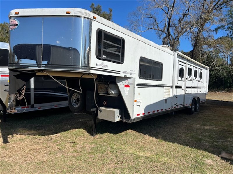 2005 Sundowner 8' wide 4 horse w/10' living quarters